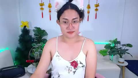 Ploysai online show from April 8, 1:03 pm