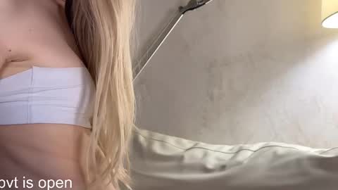 Snapshot of popshhhik chatting on February 15, 6:23 pm Adele online show from February 15, 6:23 pm