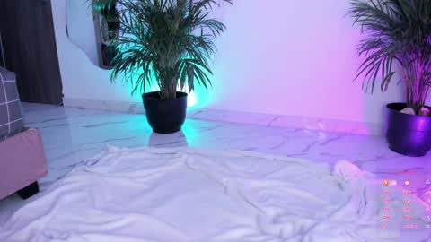 pretty_pettite online show from December 14, 10:07 pm