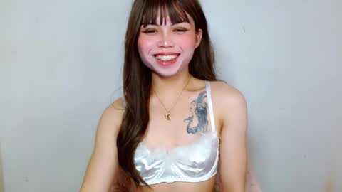 Snapshot of prettyjulian chatting on December 15, 5:23 am SEXY JULIA online show from December 15, 5:23 am