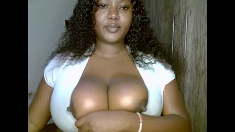 Snapshot of prettypearl_ chatting on January 28, 10:45 pm pearl online show from January 28, 10:45 pm