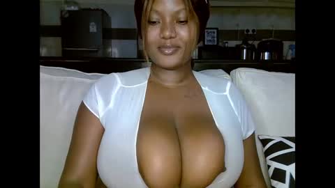 Snapshot of prettypearl_ chatting on February 9, 7:19 pm pearl online show from February 9, 7:19 pm