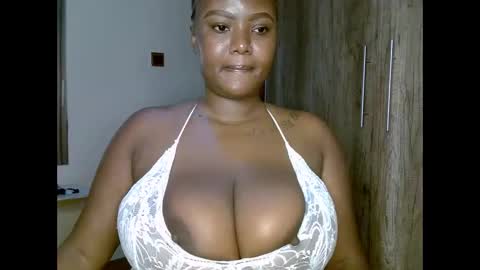 Snapshot of prettypearl_ chatting on February 7, 10:30 pm pearl online show from February 7, 10:30 pm