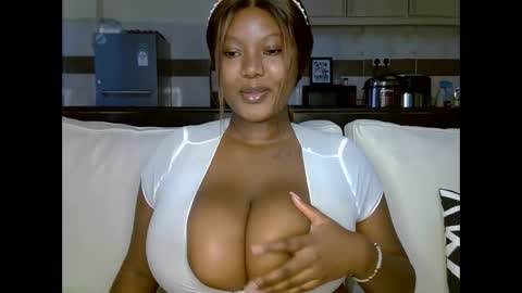 Snapshot of prettypearl_ chatting on February 9, 10:09 am pearl online show from February 9, 10:09 am