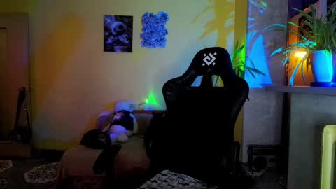 LUCY -----    online show from April 29, 6:46 pm