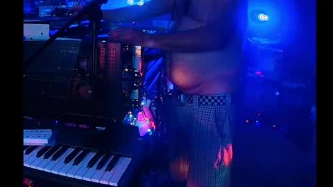 punkrunr083 online show from June 3, 8:50 am
