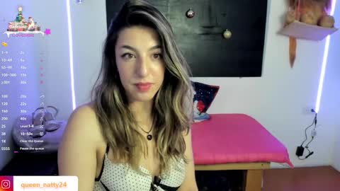 Snapshot of queen_natttyy chatting on December 23, 8:11 am queen_natttyy online show from December 23, 8:11 am