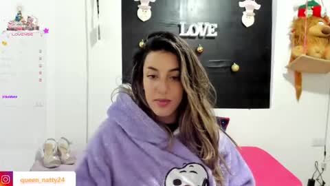 Snapshot of queen_natttyy chatting on December 28, 3:47 am queen_natttyy online show from December 28, 3:47 am