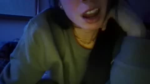 queenbee6269 online show from December 3, 5:15 am