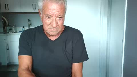 Snapshot of quest_one chatting on October 28, 12:22 am Jim online show from October 28, 12:22 am