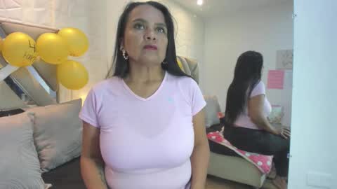 Raquel Moore  online show from January 6, 6:01 pm