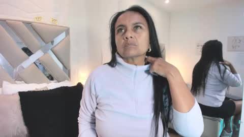 Raquel Moore  online show from November 14, 11:45 am