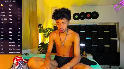 Snapshot of raydevil_ chatting on February 22, 1:00 am Rayn online show from February 22, 1:00 am