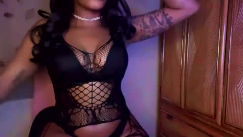 Raye Millian online show from May 23, 2:40 am
