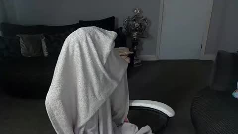 Red -  online show from February 12, 10:59 pm