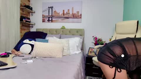 Yanella online show from February 24, 7:09 pm