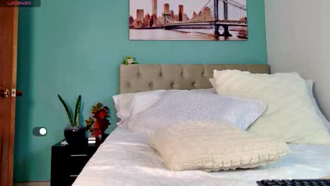 Yanella online show from November 16, 3:25 pm