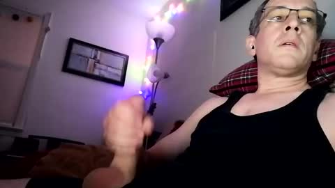 Snapshot of regularguy20 chatting on October 28, 9:43 am regularguy20 online show from October 28, 9:43 am