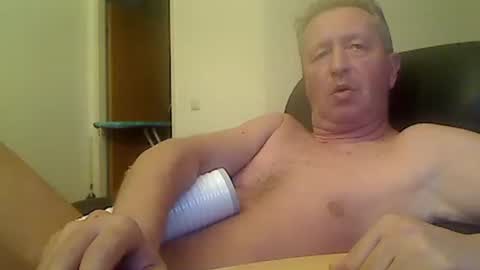 Snapshot of reini7211 chatting on October 16, 12:21 am reini7211 online show from October 16, 12:21 am