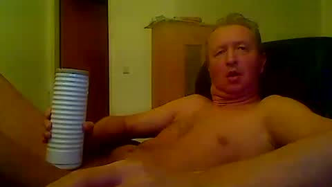 Snapshot of reini7211 chatting on December 30, 3:34 pm reini7211 online show from December 30, 3:34 pm