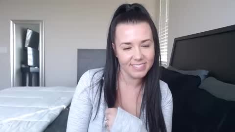 Bella Lively online show from December 3, 7:36 pm