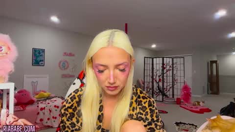 ria  online show from November 12, 4:04 am