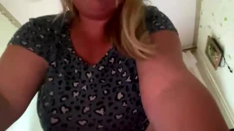 Robyn Lea online show from July 25, 11:52 am