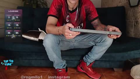 Snapshot of rogert_xx chatting on December 6, 1:02 am Rogert online show from December 6, 1:02 am