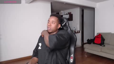 Snapshot of rogger_physique chatting on January 24, 3:43 am Rogger online show from January 24, 3:43 am