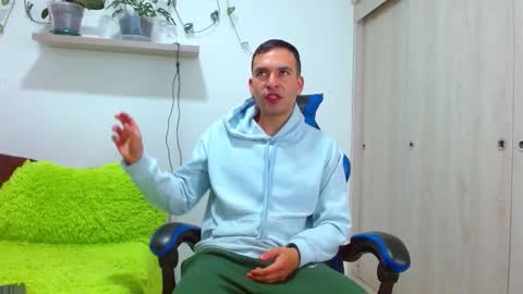 rolos_hot32 online show from January 12, 1:51 pm