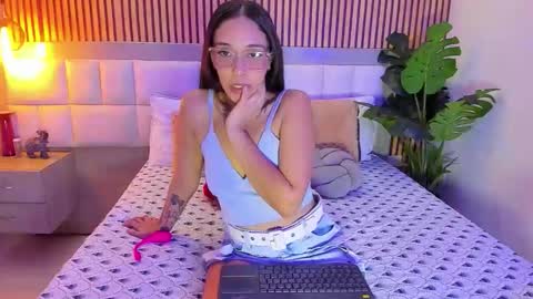 roseaurora online show from October 28, 1:45 pm