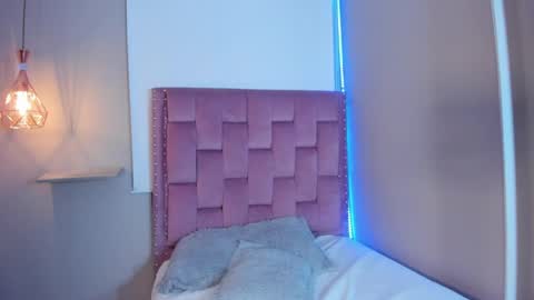 roxy_stone1 online show from April 9, 7:30 pm