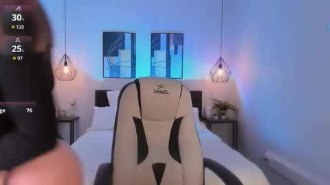 Roxy follow me online show from December 1, 1:31 pm