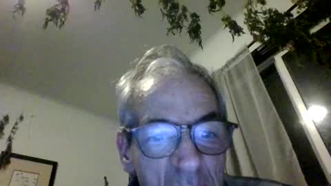 Snapshot of royboy2561 chatting on October 13, 7:43 am Roy Murrin online show from October 13, 7:43 am