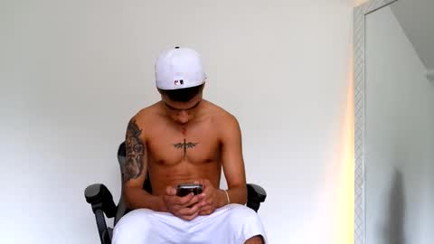  R U S S E L L  online show from November 6, 1:36 pm