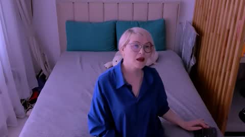 Sabrina MacMarren online show from March 8, 9:46 am