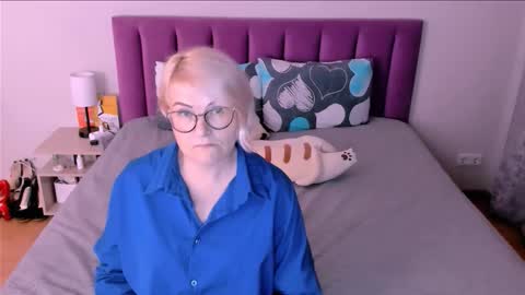 Sabrina MacMarren online show from October 6, 7:31 pm