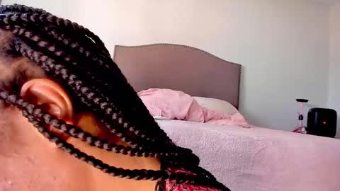 Yaya online show from November 3, 8:10 pm