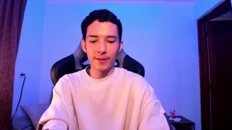 santi_twink19 online show from December 6, 6:20 am