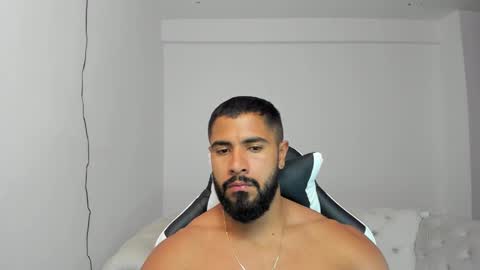 santiago_huntt online show from February 18, 3:41 pm