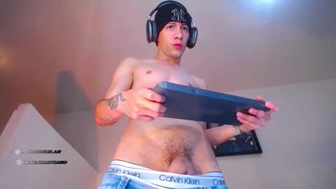 Snapshot of santiagocutex chatting on October 21, 9:58 am SANTAGO online show from October 21, 9:58 am