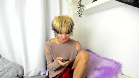 Snapshot of santy_kitty chatting on December 9, 12:23 am kitty online show from December 9, 12:23 am