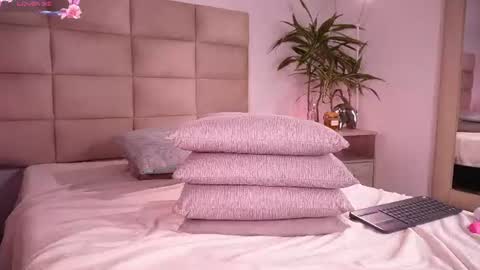 S A R A  G  online show from July 24, 2:09 am