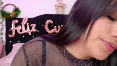 Sara  online show from December 4, 3:33 pm