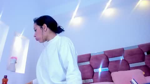 sara_sm1th_ online show from July 17, 11:23 am