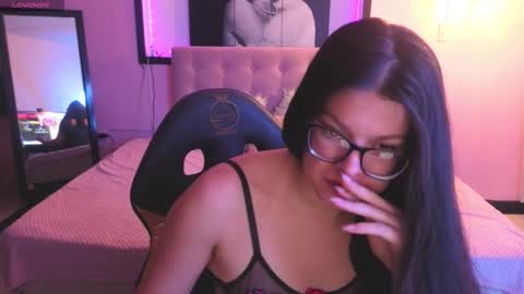 sara_valderrama_ online show from March 18, 1:39 pm