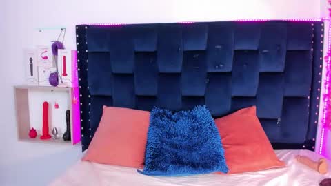 SARAHGIL online show from November 16, 12:40 pm