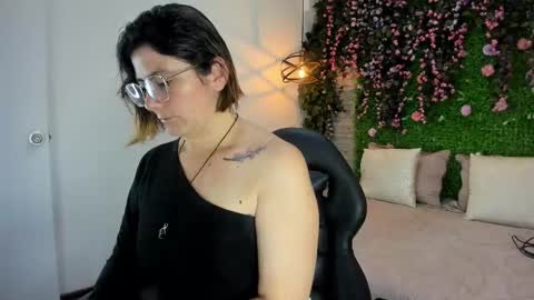 Sarah Deyvis online show from December 14, 1:28 pm