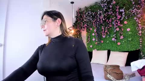 Sarah Deyvis online show from November 20, 7:00 pm