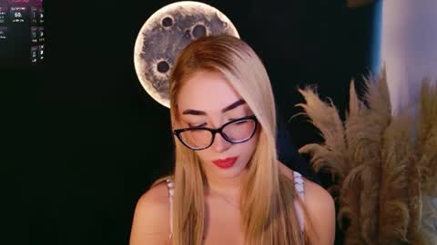 Sara jones   online show from June 10, 6:07 pm